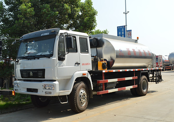 （8方）重汽瀝青灑布車