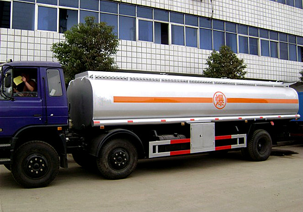 （27方）東風(fēng)153小三軸運(yùn)油車