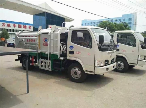 東風(fēng)5方側(cè)裝壓縮式垃圾車發(fā)車中
