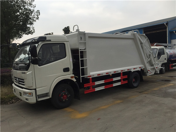 山東8方東風(fēng)壓縮垃圾車發(fā)車中