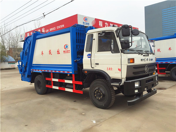 東風(fēng)10方145壓縮式垃圾車發(fā)車中