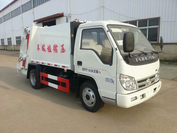 第一臺藍(lán)牌壓縮式垃圾車發(fā)車中