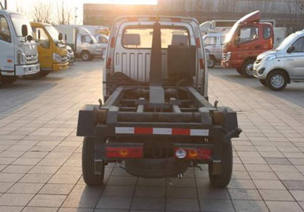 福田馭菱3方國五汽油勾臂垃圾車