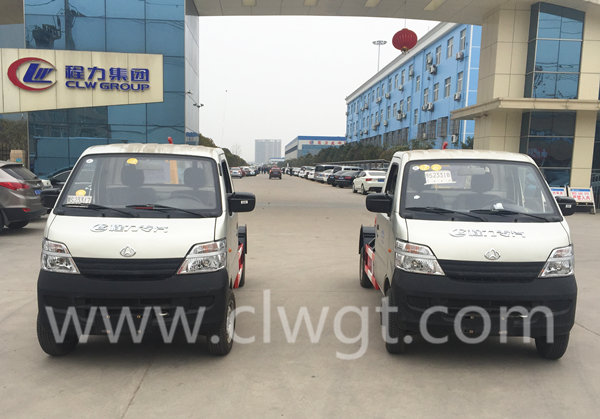 2臺(tái)長安3方勾臂式垃圾車發(fā)往四川遂寧