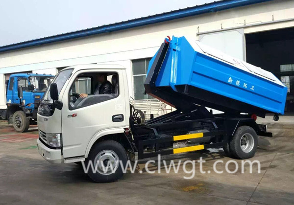 東風(fēng)5方勾臂式垃圾車及垃圾箱發(fā)往河南鶴壁市
