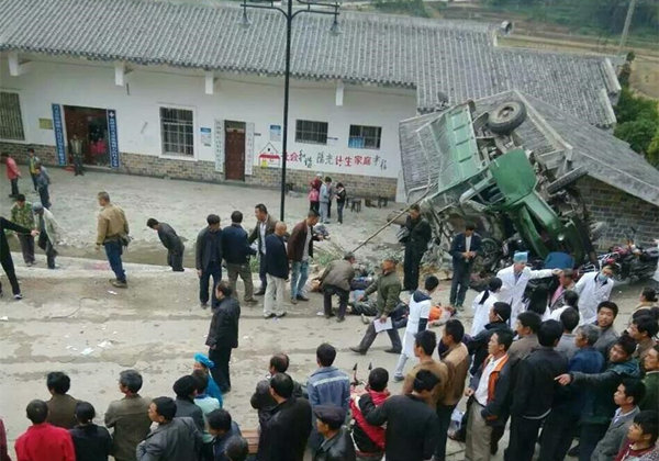 貴州農(nóng)用車事故引起深思—讓勾臂式垃圾車取代農(nóng)用垃圾車