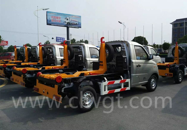 國五福田3方小型勾臂式垃圾車發(fā)往山東
