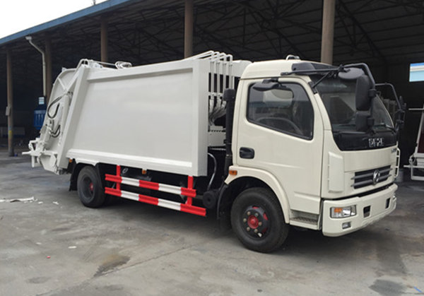 東風(fēng)小多利卡壓縮式垃圾車