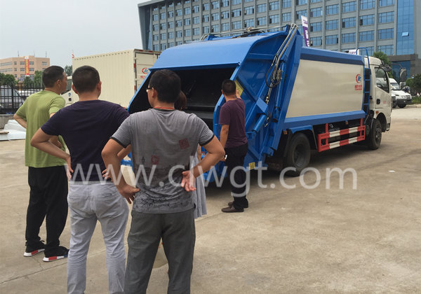 蘭州李總前來考察我公司考察壓縮式垃圾車