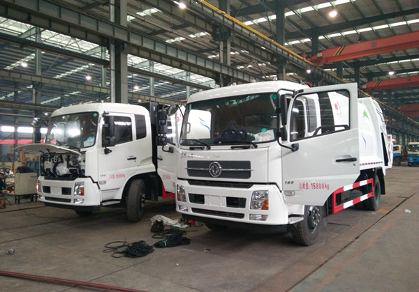 兩臺(tái)東風(fēng)天錦壓縮式垃圾車(chē)順利下線