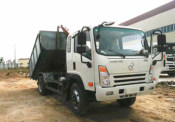 大運(yùn)5方勾臂式垃圾車試車中