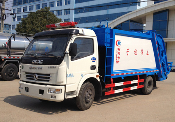東風(fēng)8方壓縮式垃圾車發(fā)往定邊縣子程偉業(yè)公司