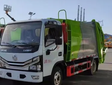 大型壓縮垃圾車是我們制造的一款高端智能垃圾收集車